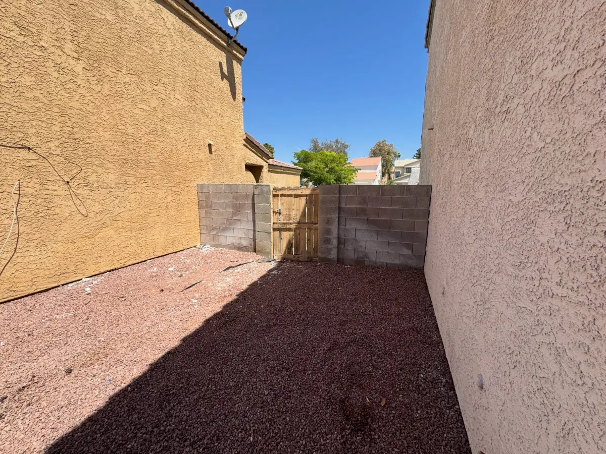 The same Gilbert side yard clear to the gravel